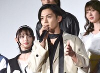 簡秀吉（中央）