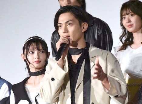 簡秀吉（中央）