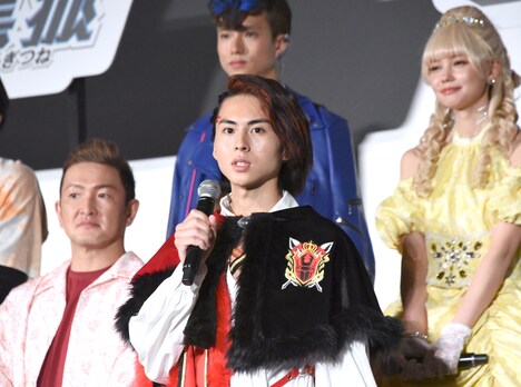 酒井大成（中央）