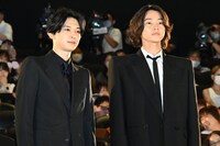 左から吉沢亮、山崎賢人。