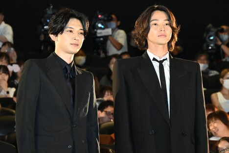 左から吉沢亮、山崎賢人。