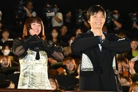 左から清野菜名、岡山天音。