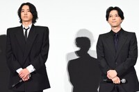 左から山崎賢人、吉沢亮。