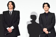 左から山崎賢人、吉沢亮。