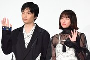 左から岡山天音、清野菜名。