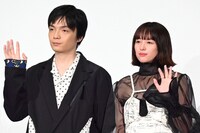 左から岡山天音、清野菜名。