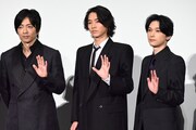 左から大沢たかお、山崎賢人、吉沢亮。