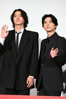 左から山崎賢人、吉沢亮。