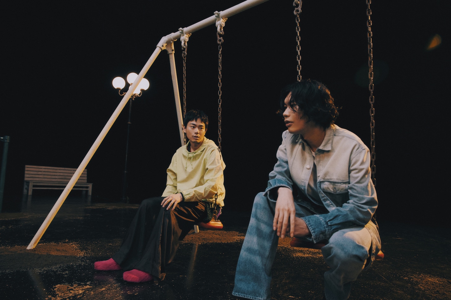 対談「僕たちはどう生きるか」より、菅田将暉（左）と米津玄師（右）。