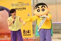 左から小林由美子、野原しんのすけ。