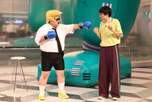 「キングオブコント2021」で優勝を飾ったコント「メガトンパンチマンカフェ」を披露する空気階段。