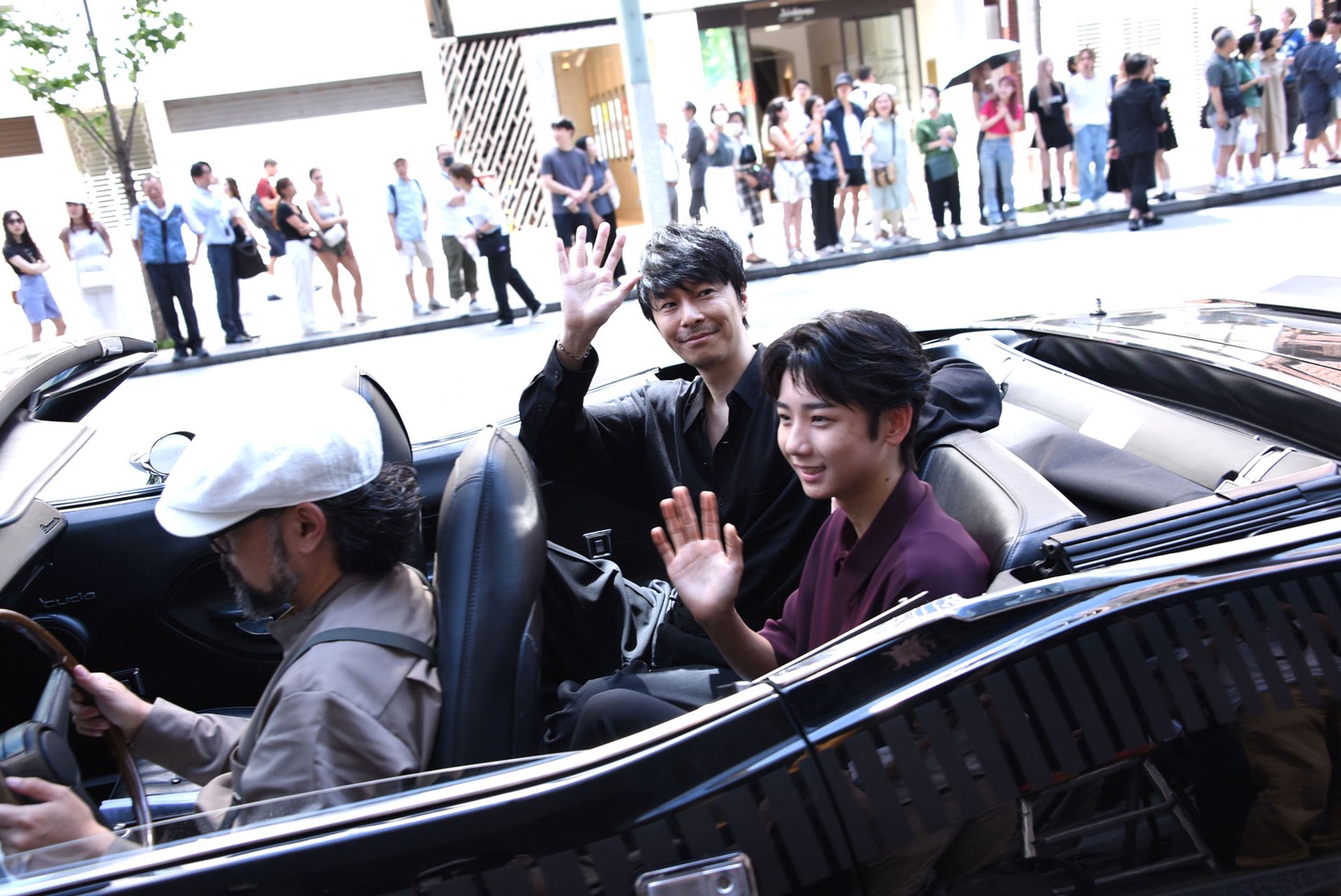 クラシックカーに乗る羽村仁成（手前）と長谷川博己（奥）。