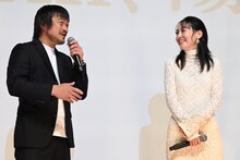 左から竹原ピストル、菊地凛子。