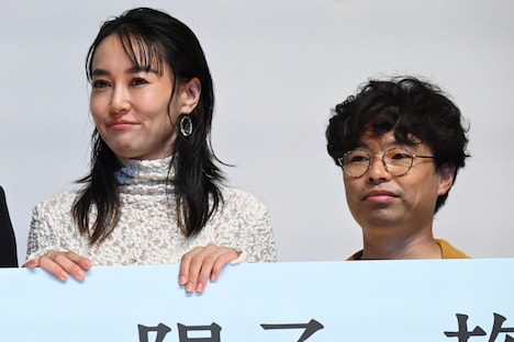 左から菊地凛子、浜野謙太。