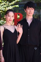 左から綾瀬はるか、長谷川博己。