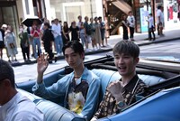 クラシックカーに乗るジェシー（手前）と清水尋也（奥）。