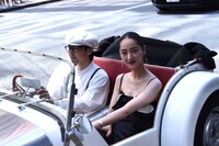 クラシックカーに乗るシシド・カフカ。