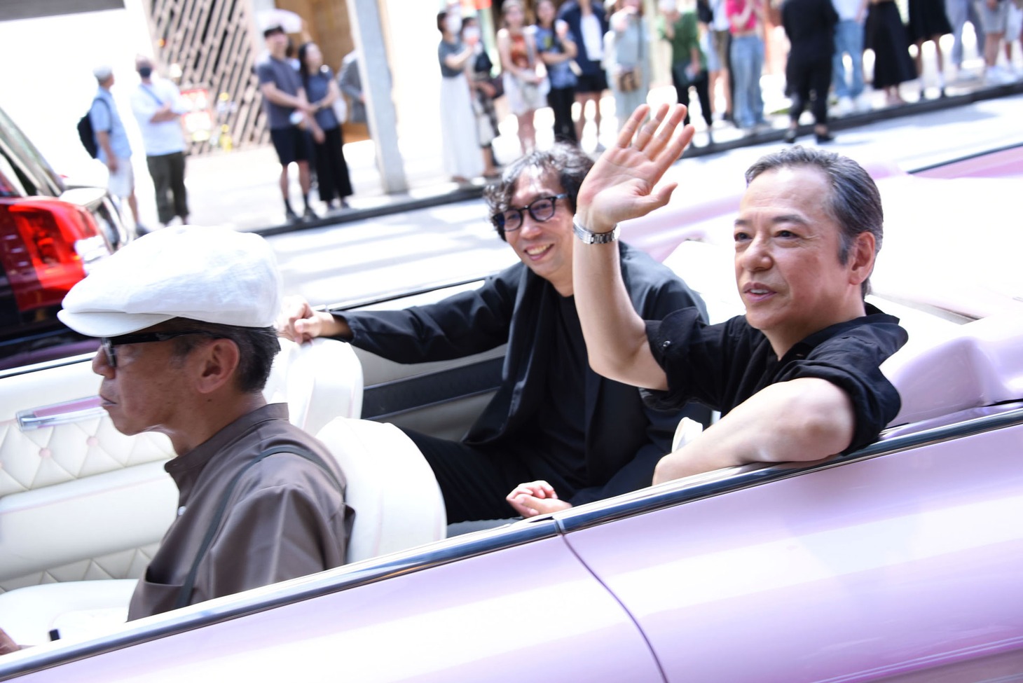 クラシックカーに乗る板尾創路（手前）と行定勲（奥）。