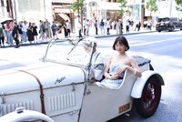 クラシックカーに乗る古川琴音。