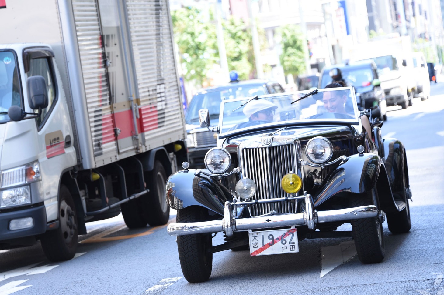 綾瀬はるかを乗せたクラシックカー。