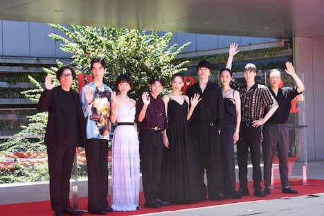 左から行定勲、清水尋也、古川琴音、羽村仁成、綾瀬はるか、長谷川博己、シシド・カフカ、ジェシー、板尾創路。