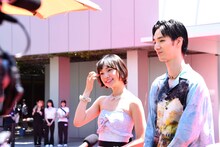 左から古川琴音、清水尋也。