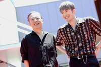 左から板尾創路、ジェシー。