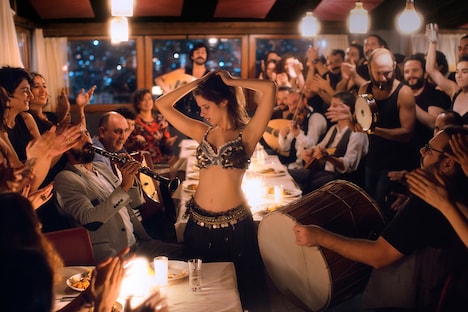 「ジャム DJAM」場面写真 (c) 2017 Princes Productions - Pyramide Productions - Auvergne-Rhône Alpes Cinéma – Blonde - Güverte Films – Princes Films