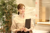 「滞留する痕」より、白石麻衣演じる向井絵美。