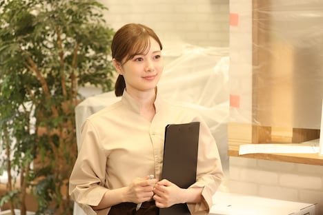 「滞留する痕」より、白石麻衣演じる向井絵美。