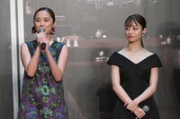 左から堀田真由、橋本環奈。