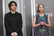 左から倉悠貴、堀田真由。