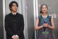 左から倉悠貴、堀田真由。