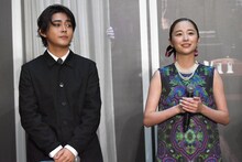 左から倉悠貴、堀田真由。