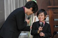 正垣湊都（右）の緊張をほぐすため、彼のコメントを代わりに言って笑わせる重岡大毅（左）。