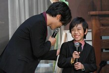 正垣湊都（右）の緊張をほぐすため、彼のコメントを代わりに言って笑わせる重岡大毅（左）。