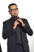 俳優としてステージに上がった長谷川忍。