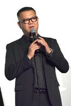 俳優としてステージに上がった長谷川忍。
