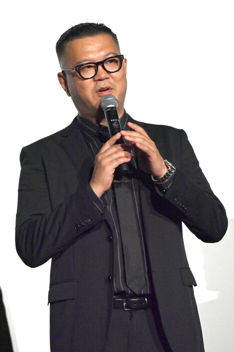 俳優としてステージに上がった長谷川忍。