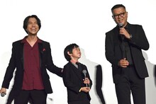 俳優モードの長谷川忍（右）と、彼に勢いよくツッコむ重岡大毅（左）。中央は、2人のやりとりを見守る正垣湊都。