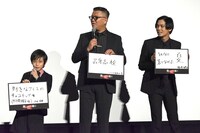 「よみがえらせたいものは？」の質問にフリップで答える登壇者たち。