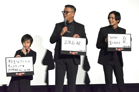 「よみがえらせたいものは？」の質問にフリップで答える登壇者たち。