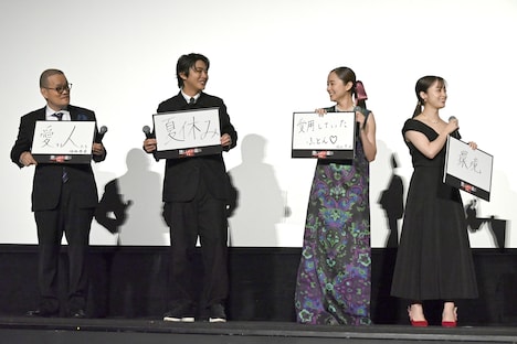 「よみがえらせたいものは？」の回答を確認し合う登壇者たち。