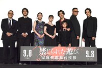 「禁じられた遊び」完成披露の様子。左から中田秀夫、倉悠貴、堀田真由、橋本環奈、重岡大毅、正垣湊都、長谷川忍、猪塚健太。