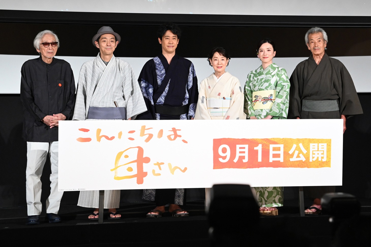 「こんにちは、母さん」完成披露試写会の様子。左から山田洋次、宮藤官九郎、大泉洋、吉永小百合、永野芽郁、田中泯。