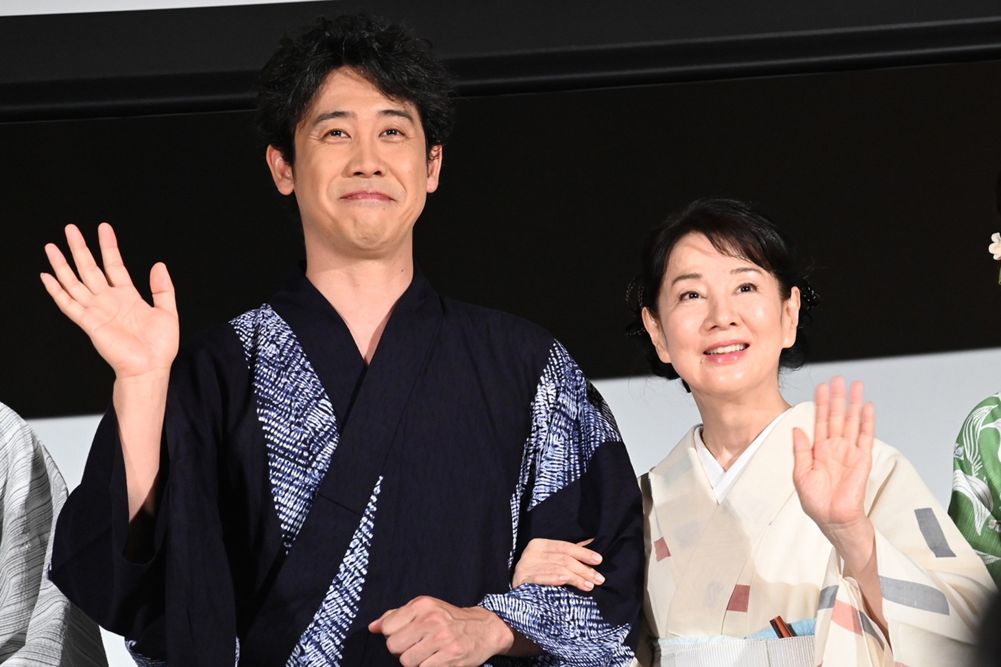 左から大泉洋、吉永小百合。