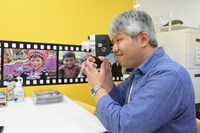 自前の8mmフィルムカメラを構える伴野智。