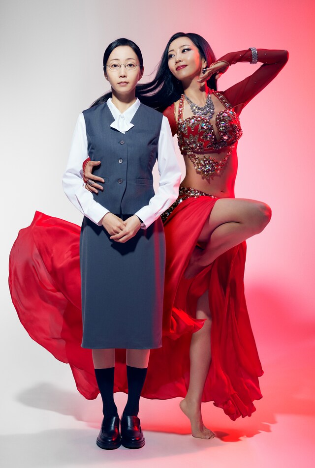 木南晴夏演じる田中京子。会社では地味なOL（左）、夜はセクシーなベリーダンサー（右）になる。