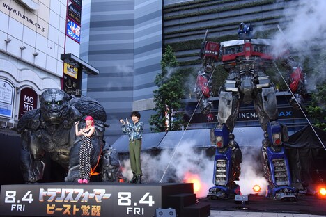 「トランスフォーマー/ビースト覚醒」等身大立像お披露目イベントの様子。