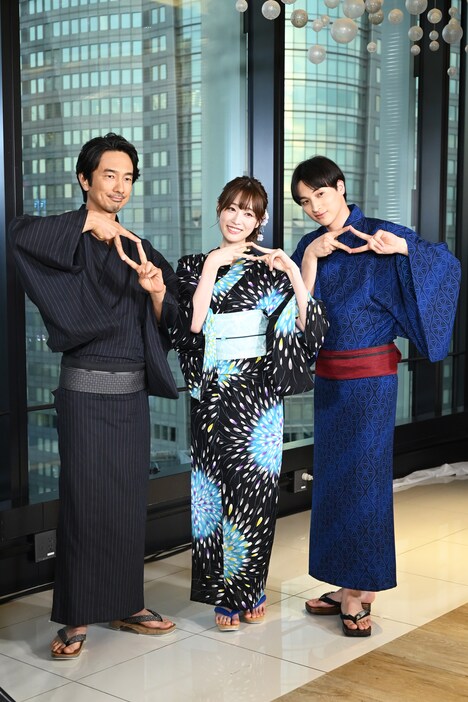 “ハレラブポーズ”をする眞島秀和（左）、高橋ひかる（中央）、一ノ瀬颯（右）。